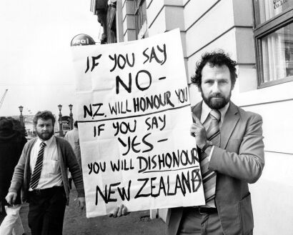 Lone protester Bill Manson demonstrates outside the NZRU offices