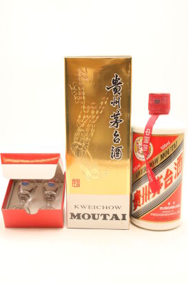 (1) 2015 Kweichow Moutai with 2 glass (GB) 2015年产飞天牌茅台酒