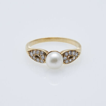 18ct Pearl and Diamond Ring