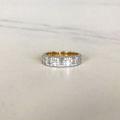 18ct Baguette and Round Brilliant Cut Diamond Ring