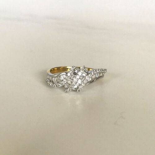 18ct Baguette and Round Brilliant Cut Ring