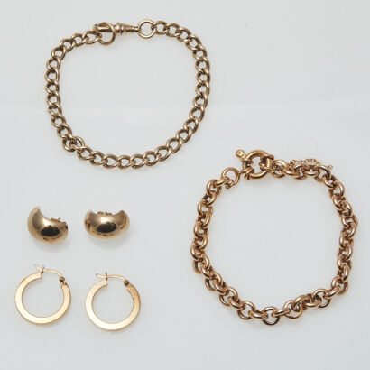 A Collection of Four 9ct Items
