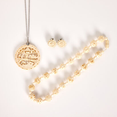 Three Pieces of Ivory Jewellery 