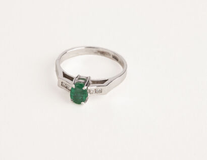 18ct White Gold and Emerald Ring