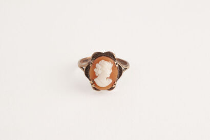 A 9ct Cameo Ring