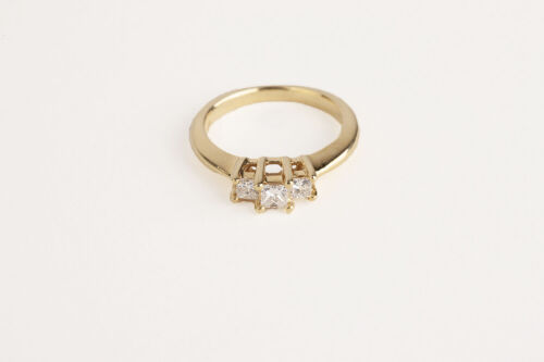 18ct Three Stone Diamond Ring