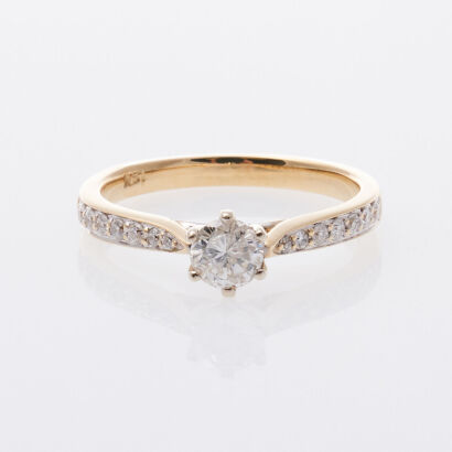 18ct Modern Diamond Ring