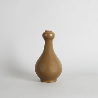 A Chinese Qing Dynasty Teadust-Glazed Garlic-Mouth Vase (Da Ming Wanli Nian Zhi Mark)