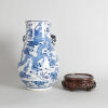 A Chinese Qing Dynasty Blue and White 'Dragon' Vase with two handles and wood stand (Da Qing Guangxu Nian Zhi Mark) - 4