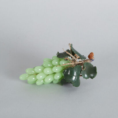 A Vintage Bunch of Grapes & Leaves Green Marble Jade Stone Cluster