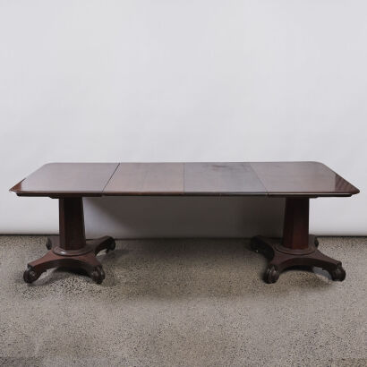 An Antique Victorian Mahagony Extending Dining Table