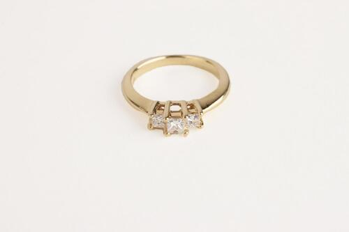 18ct Three Stone Diamond Ring
