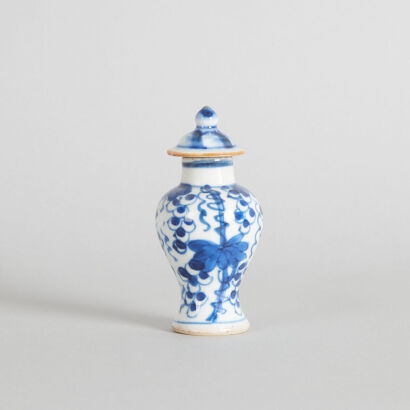 A Chinese Qing Dynasty Kangxi Period Export Blue and White Lidded Mantle Jar