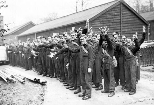 NEW ZEALANDERS LINE UP FOR DINNER AT MILITARY TRAINING CAMP, LONDON