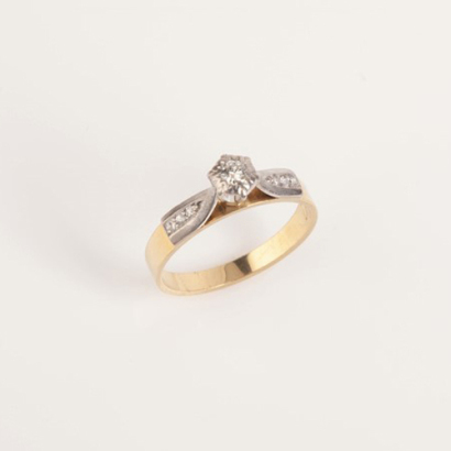 18ct White and Yellow Gold Diamond Solitaire Ring