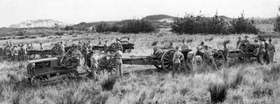 HOWITZER ARTILLERY GUNS IN ACTION