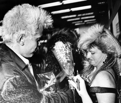 Billy Idol autographs a fan's chest, Auckland