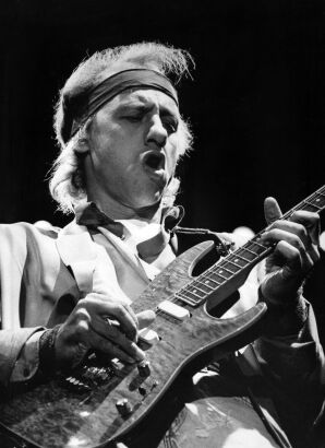 JOHN COSGROVE Mark Knopfler of Dire Straits performing in Christchurch