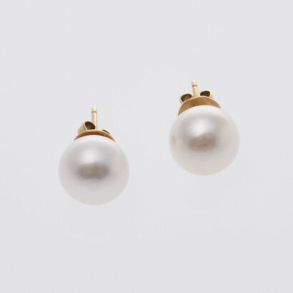 18ct White Pearl Stud Earrings