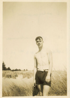 PHOTOGRAPHER UNKNOWN Leo