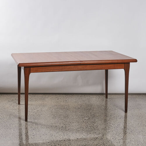 A Stunning Mid Century Oak extendable table