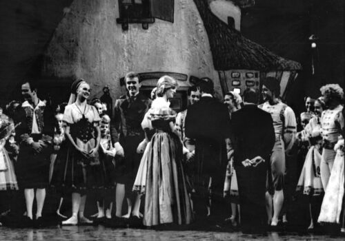 The Prince and Princess of Wales with members of the New Zealand Ballet after performance of Coppelia at St James Theatre in Auckland