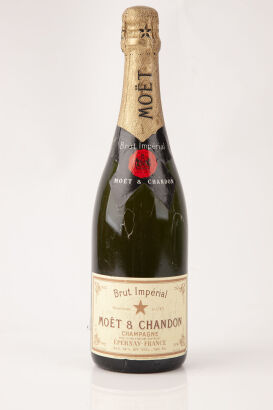(1) NV Moet et Chandon Brut Imperial c1990s