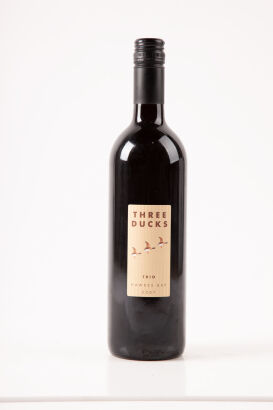 (1) 2007 Three Ducks Trio Merlot Malbec Cabernet Franc, Hawkes Bay