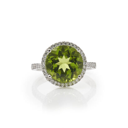 A prominent Peridot & Diamond Ring in 18ct White Gold