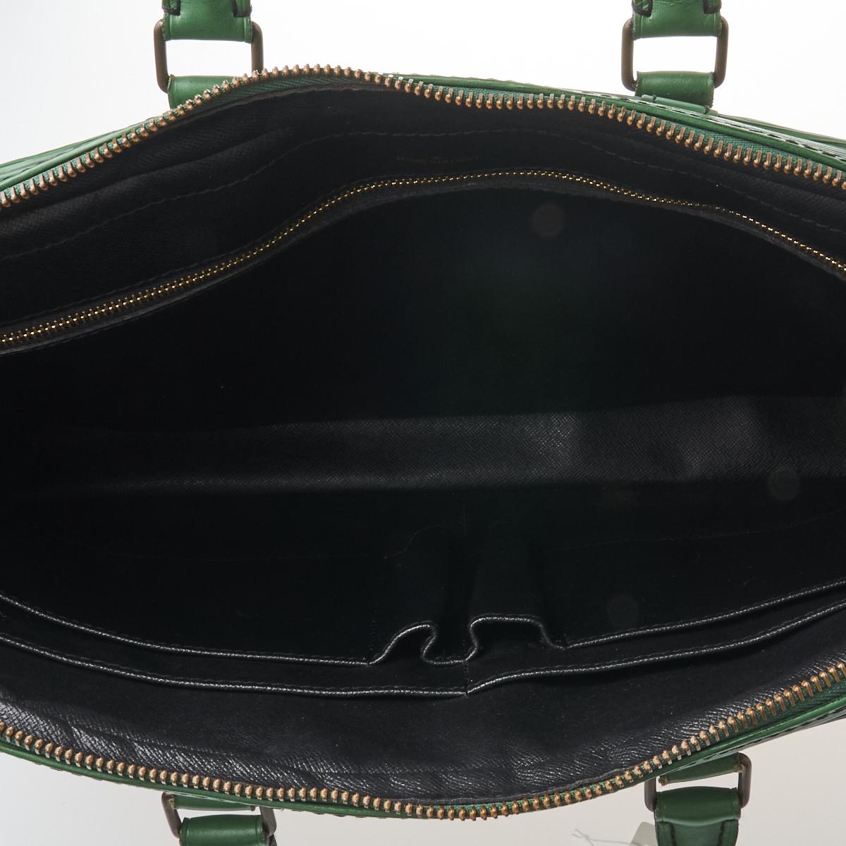 Louis Vuitton - Authenticated Porte Documents Voyage Handbag - Leather Green Plain for Women, Very Good Condition