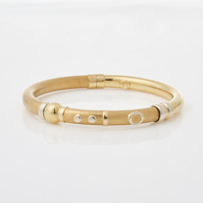 18ct Yellow Gold, Oval Hinged appliqued detailed bangle