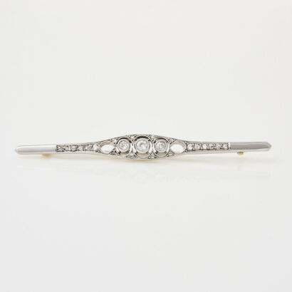 An Edwardian Three Stone Diamond Brooch in 13ct White Gold