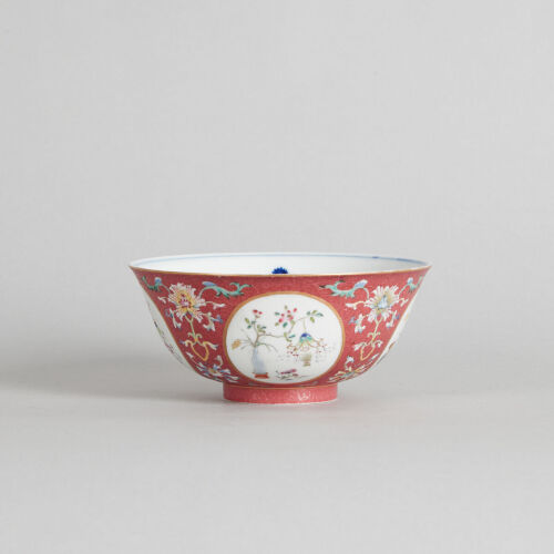 A Chinese Ruby-Ground Famille Rose Sgraffiato Bowl decorated with blue and white patterns(Da Qing Qianlong Nian Zhi Mark)