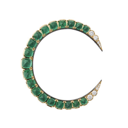 18ct Yellow Gold, Crescent-shape Modern 8.03ct Sugarloaf Cut Emerald Brooch