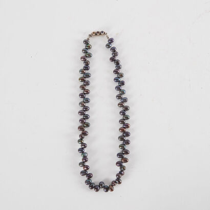 A Vintage Black Cultured Pearl Necklace With Silver/Stone Clasp 45Cm