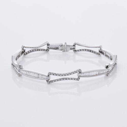 18ct White Gold Modern Diamond Gate Bracelet of 4.26cts
