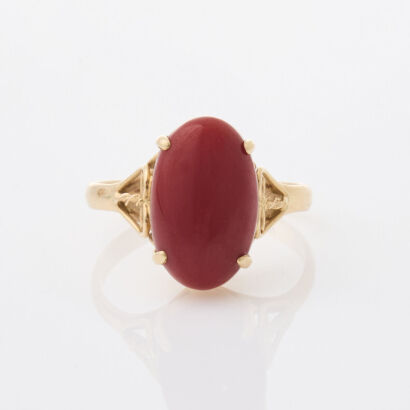 14ct Yellow Gold, Oval Cabochon Cut Coral Ring