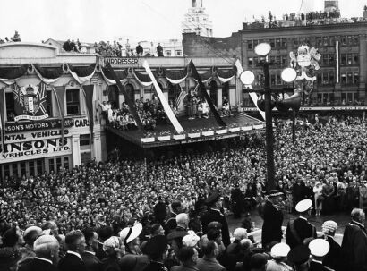 UNKNOWN PHOTOGRAPHER FOR ASSOCIATED NEWSPAPERS Crowds during 1954 Royal Tour of New Zealand