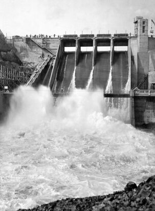 UNKNOWN PHOTOGRAPHER FOR AUCKLAND WEEKLY NEWS The cascade over the spillway at the new Karapiro Dam