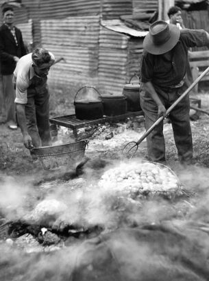 UNKNOWN PHOTOGRAPHER Māori Tangi