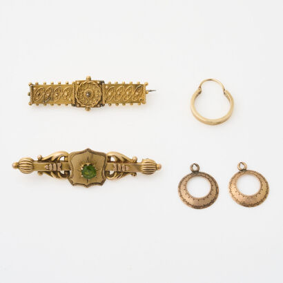 A Collection of 4 x Gold Items In a Variety of Carat Weights