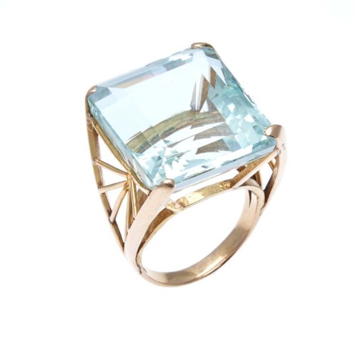 18ct Gold and Aquamarine Ring