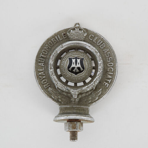 A c1940s "A" Prefix Auckland Automobilia Association car badge