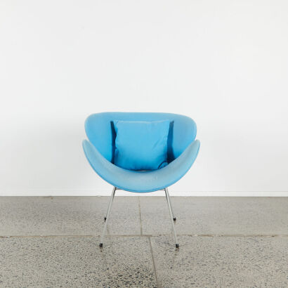 A Forma Lip Chair