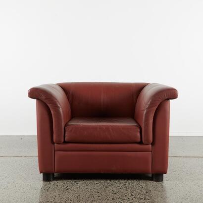 An Artifex Brown Genuine Leather Lounge Chair
