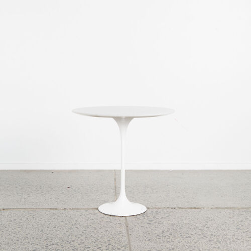 A Tulip Side Table With White Base And Marble Top