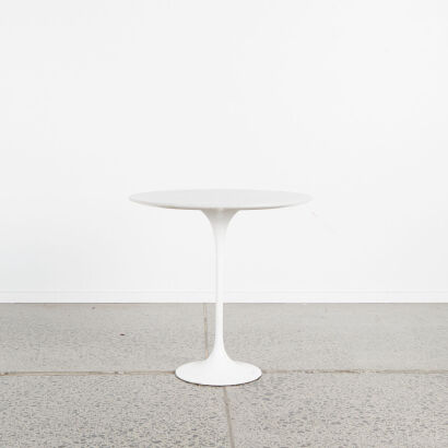 A Tulip Side Table With White Base And Marble Top