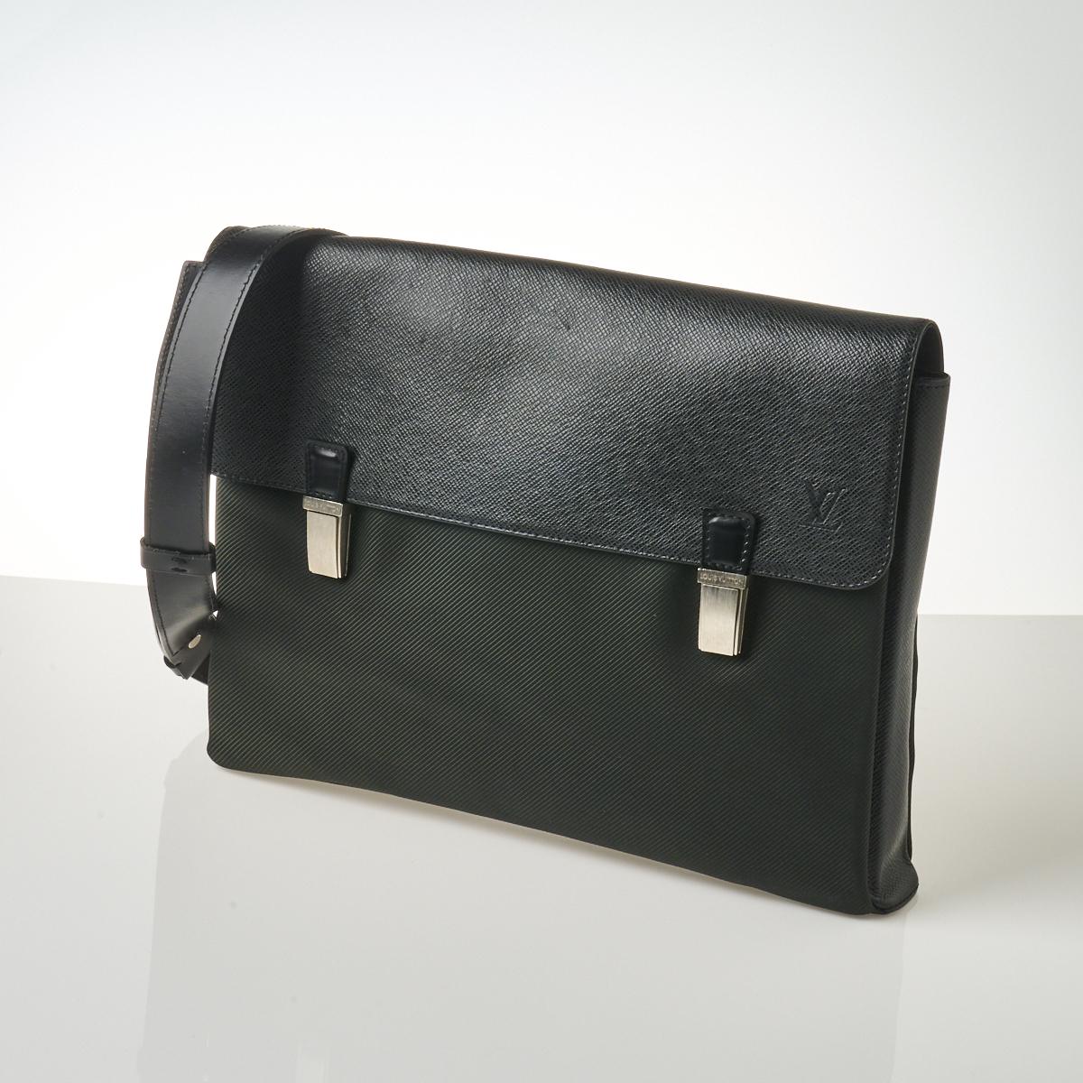 Sold at Auction: Louis Vuitton, Louis Vuitton S Lock Messenger Bag