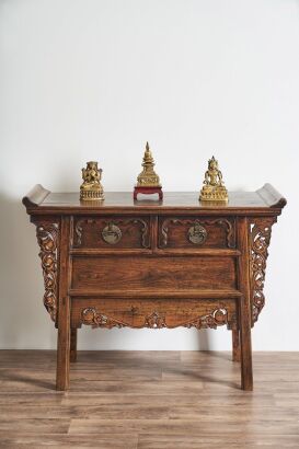 十八世纪中国榆木翘头双屉供桌 / An 18th Century Chinese Elm(Yumu) Altar Coffer