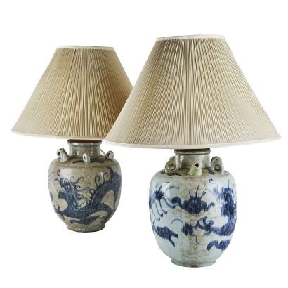十七世纪中国明青花瓷大罐台灯一对 / A Pair of 17th Century Chinese Ming Dynasty Blue and White Lamps